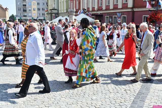 [WIDEO/DUŻO ZDJĘĆ] Wspólny polonez i degustacja światowych kuchni podczas Rynku Świata w Strzegomiu