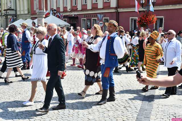 [WIDEO/DUŻO ZDJĘĆ] Wspólny polonez i degustacja światowych kuchni podczas Rynku Świata w Strzegomiu