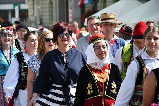 [WIDEO/DUŻO ZDJĘĆ] Wspólny polonez i degustacja światowych kuchni podczas Rynku Świata w Strzegomiu