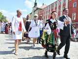 [WIDEO/DUŻO ZDJĘĆ] Wspólny polonez i degustacja światowych kuchni podczas Rynku Świata w Strzegomiu