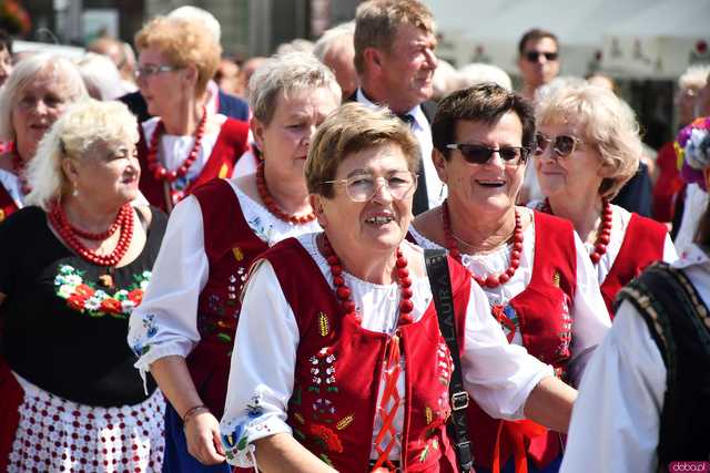 [WIDEO/DUŻO ZDJĘĆ] Wspólny polonez i degustacja światowych kuchni podczas Rynku Świata w Strzegomiu