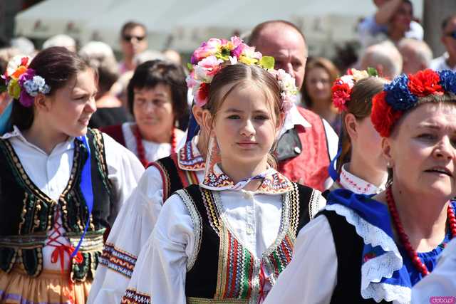 [WIDEO/DUŻO ZDJĘĆ] Wspólny polonez i degustacja światowych kuchni podczas Rynku Świata w Strzegomiu