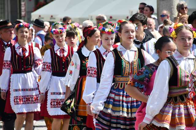 [WIDEO/DUŻO ZDJĘĆ] Wspólny polonez i degustacja światowych kuchni podczas Rynku Świata w Strzegomiu