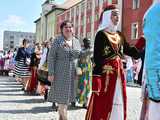 [WIDEO/DUŻO ZDJĘĆ] Wspólny polonez i degustacja światowych kuchni podczas Rynku Świata w Strzegomiu