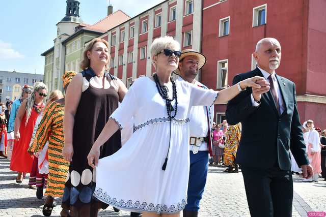 [WIDEO/DUŻO ZDJĘĆ] Wspólny polonez i degustacja światowych kuchni podczas Rynku Świata w Strzegomiu