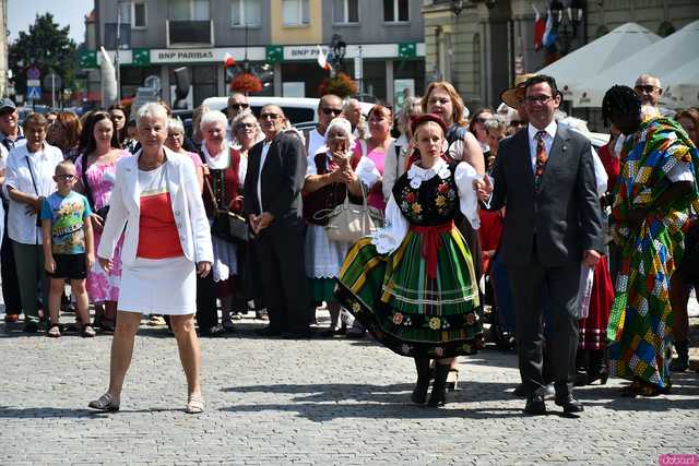 [WIDEO/DUŻO ZDJĘĆ] Wspólny polonez i degustacja światowych kuchni podczas Rynku Świata w Strzegomiu