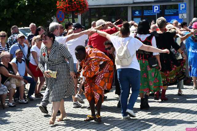 [WIDEO/DUŻO ZDJĘĆ] Wspólny polonez i degustacja światowych kuchni podczas Rynku Świata w Strzegomiu