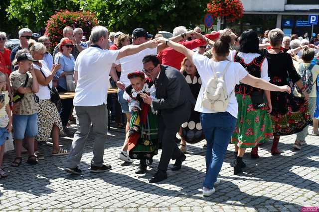 [WIDEO/DUŻO ZDJĘĆ] Wspólny polonez i degustacja światowych kuchni podczas Rynku Świata w Strzegomiu