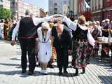 [WIDEO/DUŻO ZDJĘĆ] Wspólny polonez i degustacja światowych kuchni podczas Rynku Świata w Strzegomiu