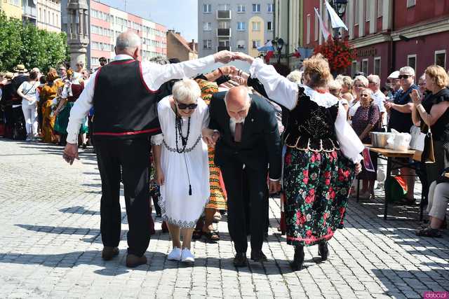[WIDEO/DUŻO ZDJĘĆ] Wspólny polonez i degustacja światowych kuchni podczas Rynku Świata w Strzegomiu