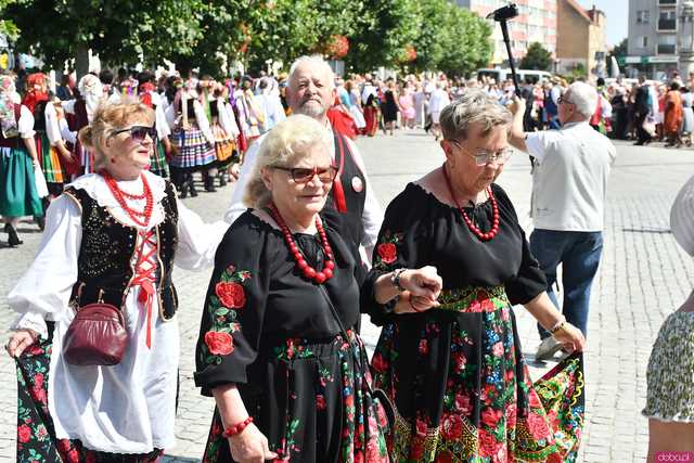 [WIDEO/DUŻO ZDJĘĆ] Wspólny polonez i degustacja światowych kuchni podczas Rynku Świata w Strzegomiu
