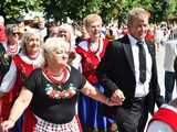 [WIDEO/DUŻO ZDJĘĆ] Wspólny polonez i degustacja światowych kuchni podczas Rynku Świata w Strzegomiu