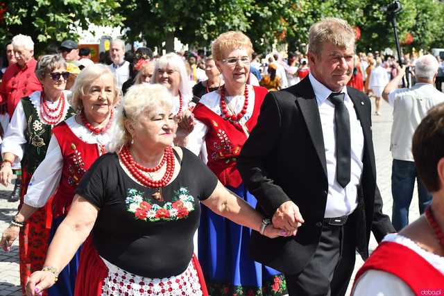 [WIDEO/DUŻO ZDJĘĆ] Wspólny polonez i degustacja światowych kuchni podczas Rynku Świata w Strzegomiu