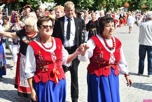 [WIDEO/DUŻO ZDJĘĆ] Wspólny polonez i degustacja światowych kuchni podczas Rynku Świata w Strzegomiu