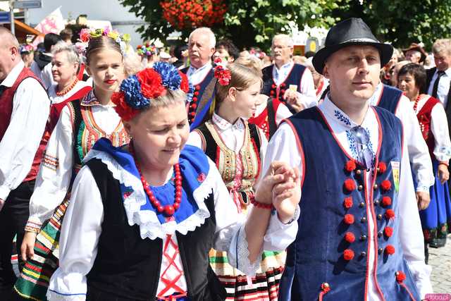 [WIDEO/DUŻO ZDJĘĆ] Wspólny polonez i degustacja światowych kuchni podczas Rynku Świata w Strzegomiu