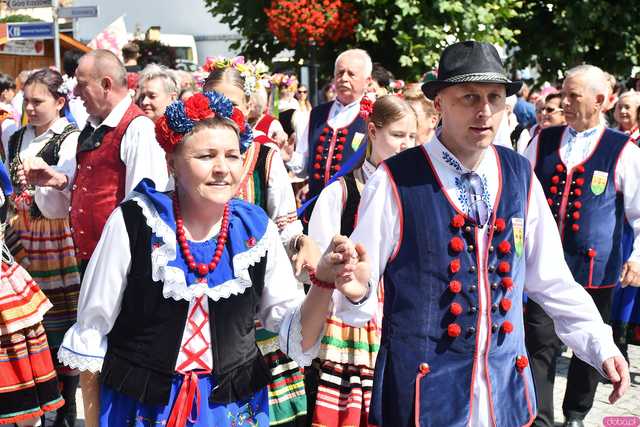 [WIDEO/DUŻO ZDJĘĆ] Wspólny polonez i degustacja światowych kuchni podczas Rynku Świata w Strzegomiu