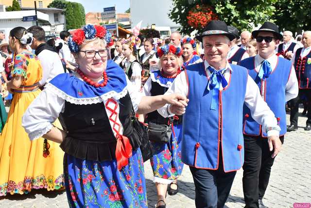 [WIDEO/DUŻO ZDJĘĆ] Wspólny polonez i degustacja światowych kuchni podczas Rynku Świata w Strzegomiu