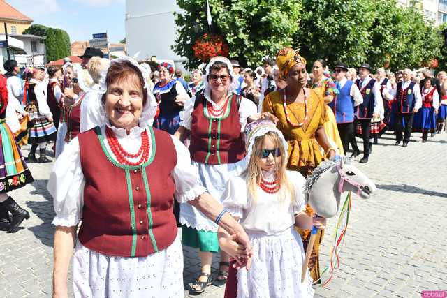 [WIDEO/DUŻO ZDJĘĆ] Wspólny polonez i degustacja światowych kuchni podczas Rynku Świata w Strzegomiu