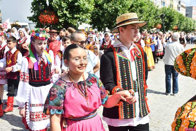 [WIDEO/DUŻO ZDJĘĆ] Wspólny polonez i degustacja światowych kuchni podczas Rynku Świata w Strzegomiu
