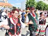 [WIDEO/DUŻO ZDJĘĆ] Wspólny polonez i degustacja światowych kuchni podczas Rynku Świata w Strzegomiu