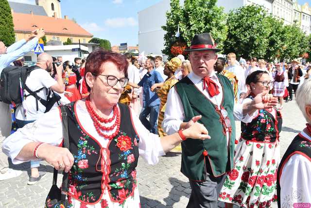 [WIDEO/DUŻO ZDJĘĆ] Wspólny polonez i degustacja światowych kuchni podczas Rynku Świata w Strzegomiu