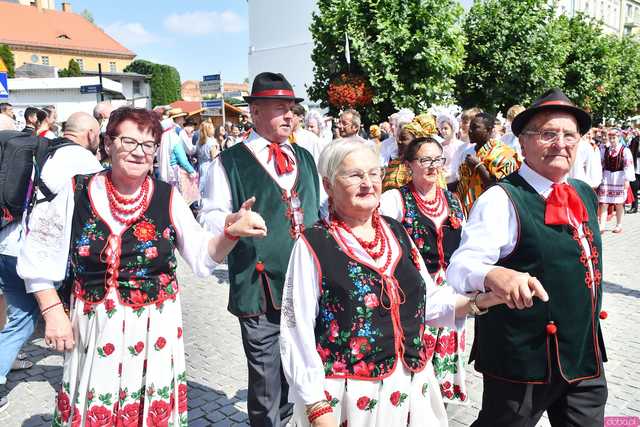 [WIDEO/DUŻO ZDJĘĆ] Wspólny polonez i degustacja światowych kuchni podczas Rynku Świata w Strzegomiu