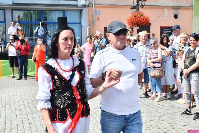 [WIDEO/DUŻO ZDJĘĆ] Wspólny polonez i degustacja światowych kuchni podczas Rynku Świata w Strzegomiu