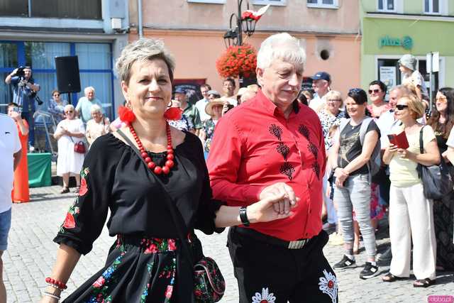[WIDEO/DUŻO ZDJĘĆ] Wspólny polonez i degustacja światowych kuchni podczas Rynku Świata w Strzegomiu