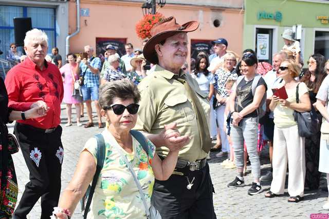 [WIDEO/DUŻO ZDJĘĆ] Wspólny polonez i degustacja światowych kuchni podczas Rynku Świata w Strzegomiu