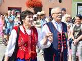[WIDEO/DUŻO ZDJĘĆ] Wspólny polonez i degustacja światowych kuchni podczas Rynku Świata w Strzegomiu