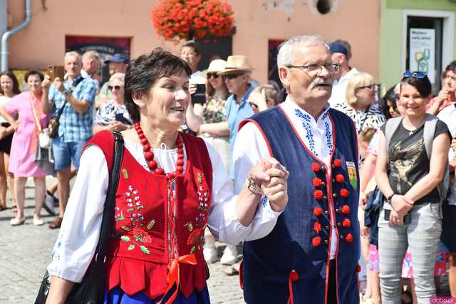 [WIDEO/DUŻO ZDJĘĆ] Wspólny polonez i degustacja światowych kuchni podczas Rynku Świata w Strzegomiu