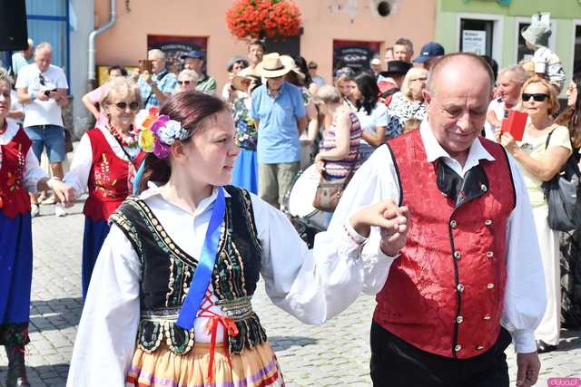 [WIDEO/DUŻO ZDJĘĆ] Wspólny polonez i degustacja światowych kuchni podczas Rynku Świata w Strzegomiu