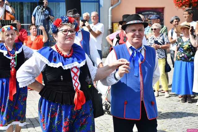 [WIDEO/DUŻO ZDJĘĆ] Wspólny polonez i degustacja światowych kuchni podczas Rynku Świata w Strzegomiu
