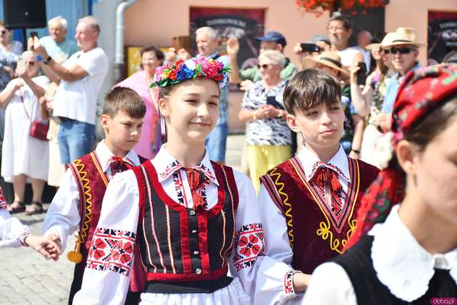 [WIDEO/DUŻO ZDJĘĆ] Wspólny polonez i degustacja światowych kuchni podczas Rynku Świata w Strzegomiu