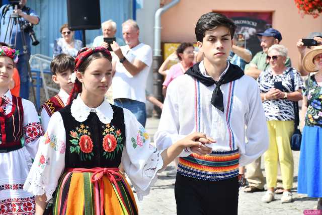 [WIDEO/DUŻO ZDJĘĆ] Wspólny polonez i degustacja światowych kuchni podczas Rynku Świata w Strzegomiu