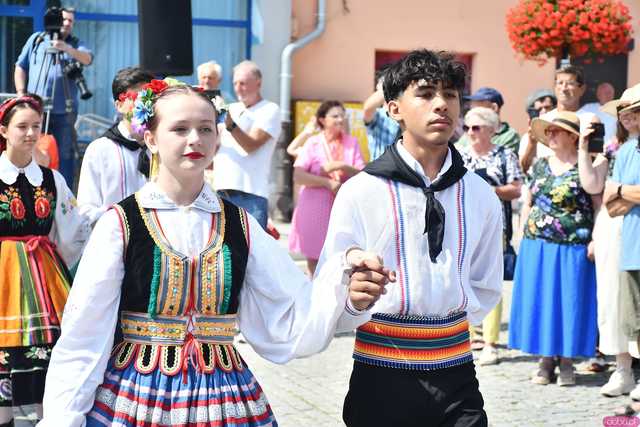 [WIDEO/DUŻO ZDJĘĆ] Wspólny polonez i degustacja światowych kuchni podczas Rynku Świata w Strzegomiu