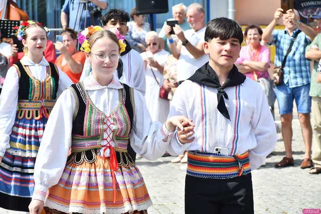 [WIDEO/DUŻO ZDJĘĆ] Wspólny polonez i degustacja światowych kuchni podczas Rynku Świata w Strzegomiu