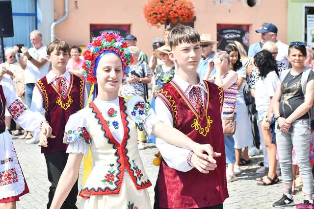 [WIDEO/DUŻO ZDJĘĆ] Wspólny polonez i degustacja światowych kuchni podczas Rynku Świata w Strzegomiu