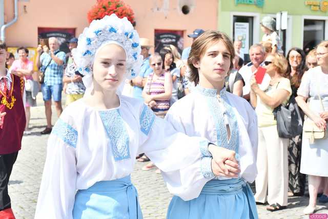 [WIDEO/DUŻO ZDJĘĆ] Wspólny polonez i degustacja światowych kuchni podczas Rynku Świata w Strzegomiu