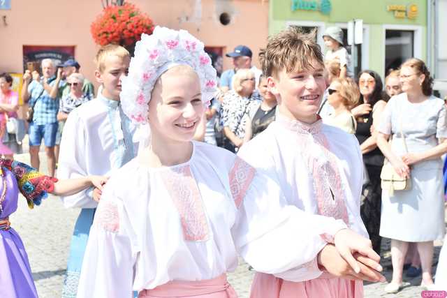 [WIDEO/DUŻO ZDJĘĆ] Wspólny polonez i degustacja światowych kuchni podczas Rynku Świata w Strzegomiu