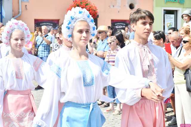 [WIDEO/DUŻO ZDJĘĆ] Wspólny polonez i degustacja światowych kuchni podczas Rynku Świata w Strzegomiu
