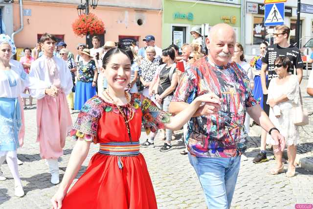 [WIDEO/DUŻO ZDJĘĆ] Wspólny polonez i degustacja światowych kuchni podczas Rynku Świata w Strzegomiu