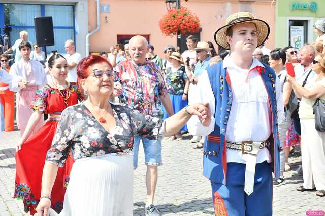[WIDEO/DUŻO ZDJĘĆ] Wspólny polonez i degustacja światowych kuchni podczas Rynku Świata w Strzegomiu