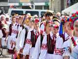 [WIDEO/DUŻO ZDJĘĆ] Wspólny polonez i degustacja światowych kuchni podczas Rynku Świata w Strzegomiu