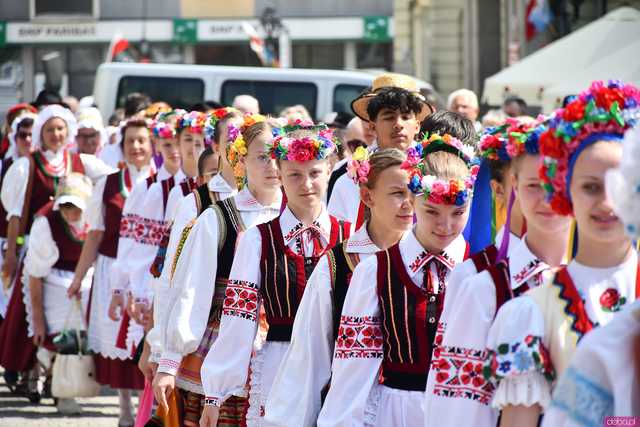 [WIDEO/DUŻO ZDJĘĆ] Wspólny polonez i degustacja światowych kuchni podczas Rynku Świata w Strzegomiu
