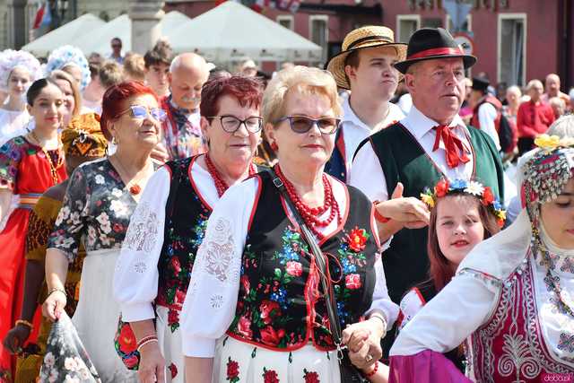 [WIDEO/DUŻO ZDJĘĆ] Wspólny polonez i degustacja światowych kuchni podczas Rynku Świata w Strzegomiu
