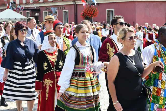 [WIDEO/DUŻO ZDJĘĆ] Wspólny polonez i degustacja światowych kuchni podczas Rynku Świata w Strzegomiu