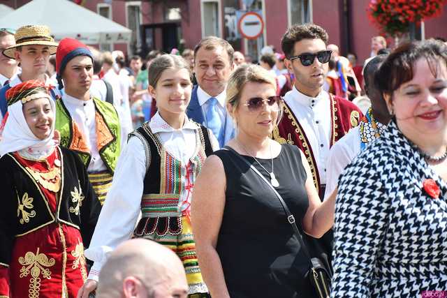 [WIDEO/DUŻO ZDJĘĆ] Wspólny polonez i degustacja światowych kuchni podczas Rynku Świata w Strzegomiu