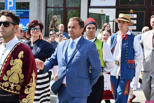 [WIDEO/DUŻO ZDJĘĆ] Wspólny polonez i degustacja światowych kuchni podczas Rynku Świata w Strzegomiu
