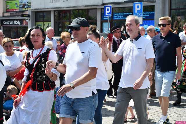 [WIDEO/DUŻO ZDJĘĆ] Wspólny polonez i degustacja światowych kuchni podczas Rynku Świata w Strzegomiu